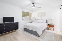 Old Town Family Stay, Workspace & Near Trolley - Image 4