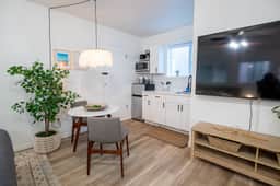 Steps from the beach! Studio Surf Extended Stay - Image 3