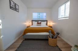Steps from the beach! 2bd Extended Loft w/parking - Image 4