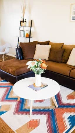 Sunlit Escape, Pool Access, Pet-Friendly - Image 2