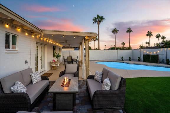 Stylish Desert Family Getaway + Pool - Image 3