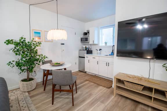 Steps from the beach! Studio Surf Extended Stay - Image 3