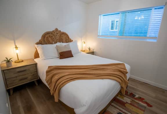 Steps from the beach! 2bd Extended Loft w/parking - Image 5