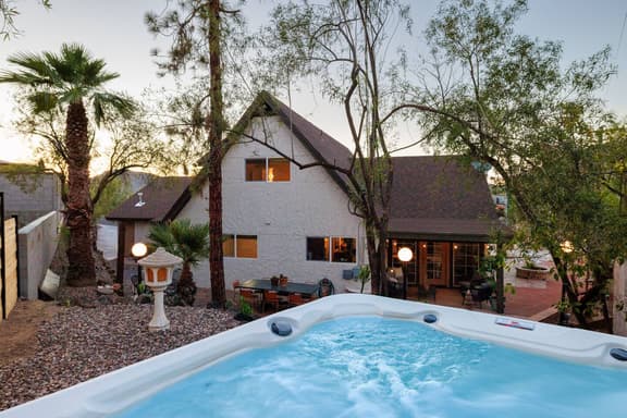 Desert Views, Hot Tub, Sauna & Cold Plunge - Image 1