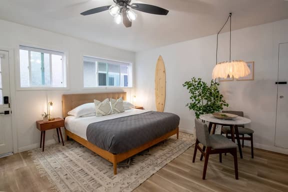 Steps from the beach! Studio Surf Extended Stay - Image 1
