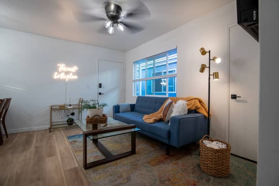 Steps from the beach! 2bd Extended Loft w/parking - Image 1